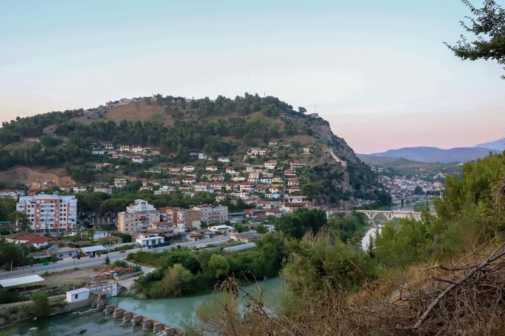 培拉特 Bujtina Musta旅馆 外观 照片
